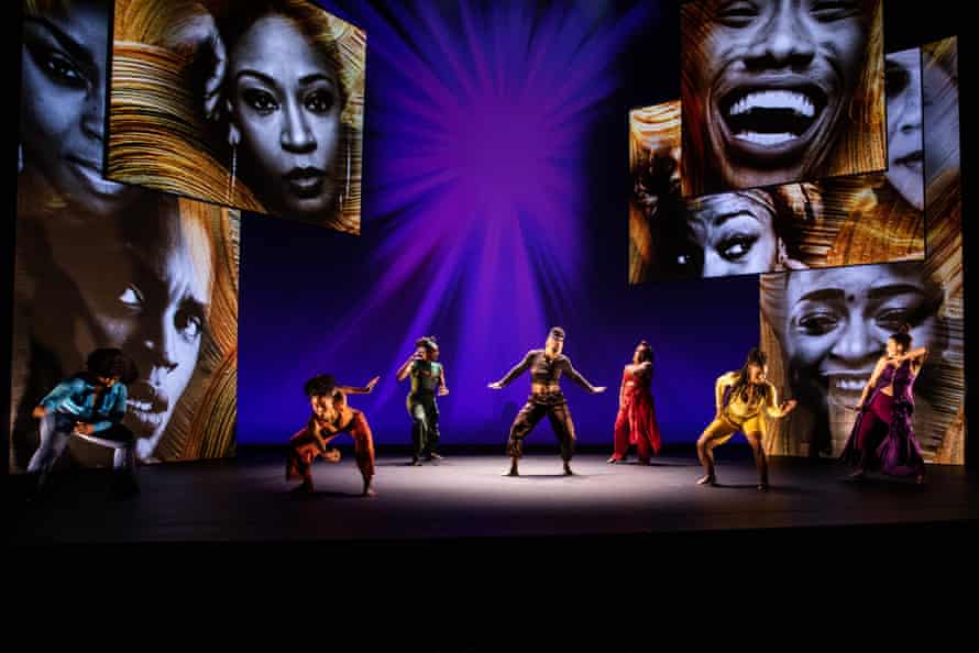 La obra de Shange evolucionó a partir de una lectura de poesía acompañada de baile.