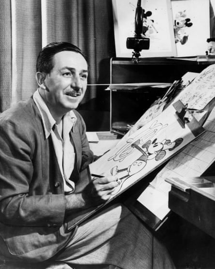 والت ديزني يجلس على لوحة الرسم في الاستوديو الخاص به، ويرسم رسمًا تخطيطيًا لشخصيته ميكي ماوس، في عام 1955.