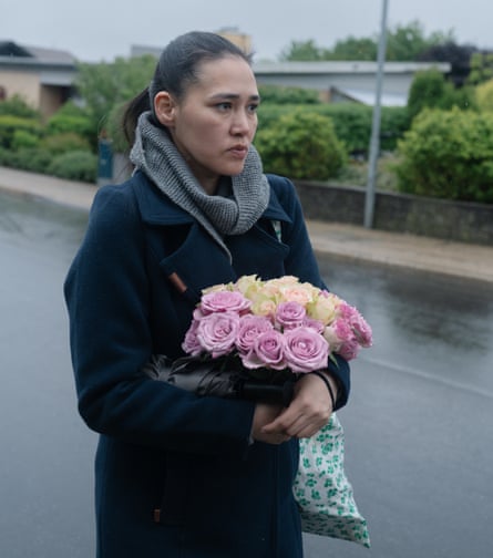 Keira holding a bunch of flowers on her way to visit Zammi