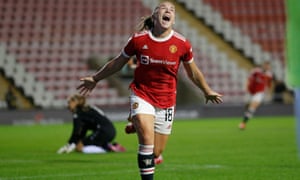 Kirsty Hanson scores for United