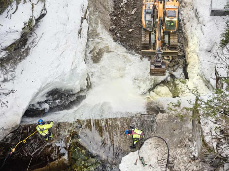 Máquinas y trabajadores en el sitio de remoción de la presa