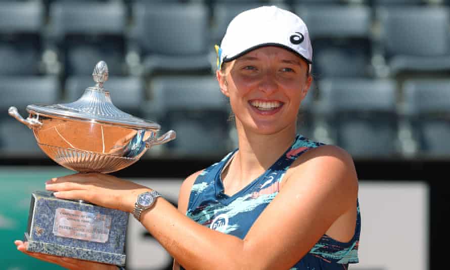 Iga Swiatek lifts the Italian Open trophy after her victory in the final against Ons Jabeur