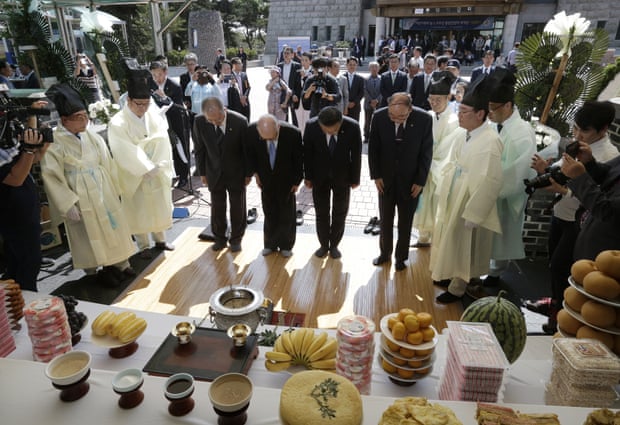 North Korean refugees pay their respects to ancestors during a ceremony to mark the forthcoming Chuseok holiday.