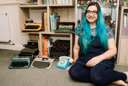 Carla Watkins avec sa collection de machines à écrire.