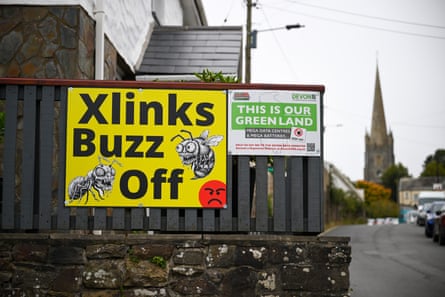 A sign protesting against the site, which reads ‘Xlinks buzz off’