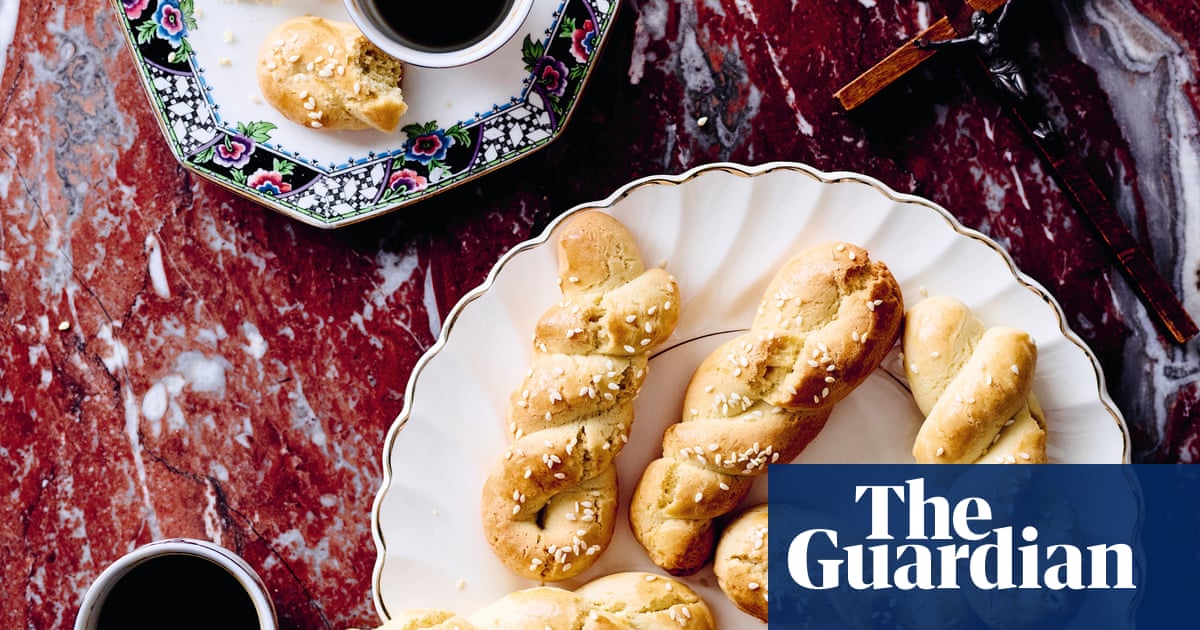 Greek Easter baking: traditional bread (tsoureki) and biscuits (koulourakia) – recipe