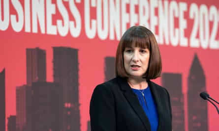 La chancelière fantôme Rachel Reeves prend la parole lors de la conférence des entreprises du travail à Canary Wharf, Londres.