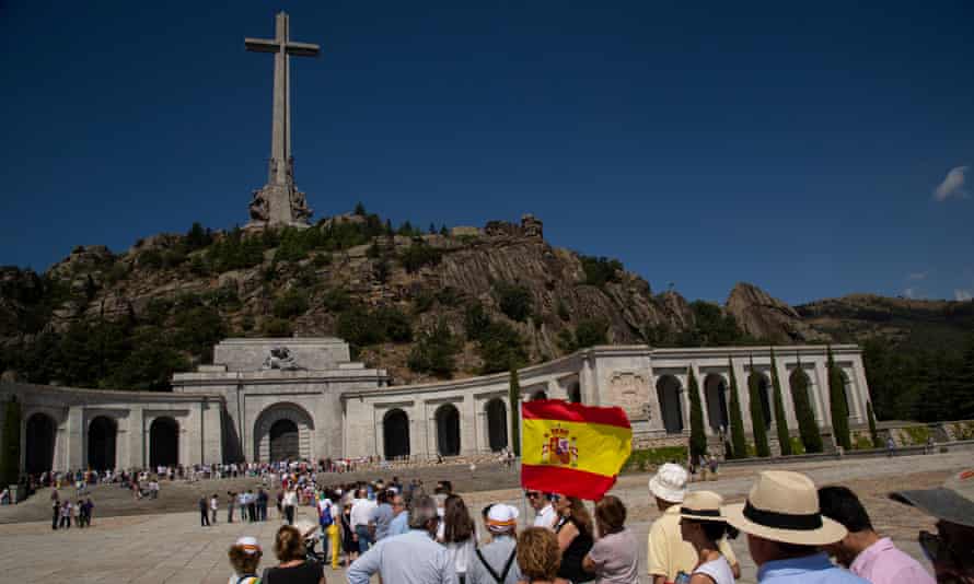 La gente se reunió en el valle caído.