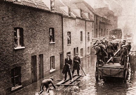 Fourteen people died and thousands were made homeless in the 1928 Thames flood.