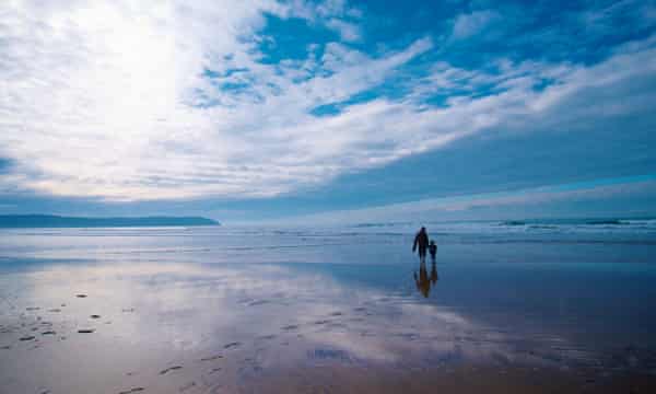 En gåtur langs en strand