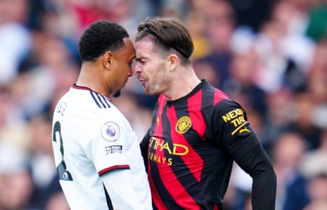 Kenny Tete dari Fulham dan Jack Grealish dari Manchester City saling berhadapan.