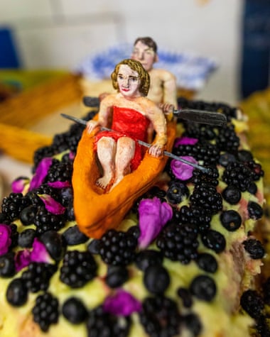 کیک عروسی که توسط مادر عروس پخته شده و روی آن شاه توت علوفه ای پخته شده است.