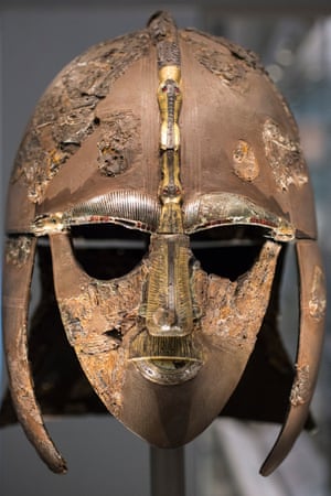 Le casque Sutton Hoo, pièce maîtresse de la collection, a été reconstruit à partir de fragments et peut avoir appartenu à un roi.