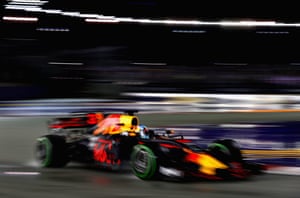 Will Ricciardo gamble with tyre change.