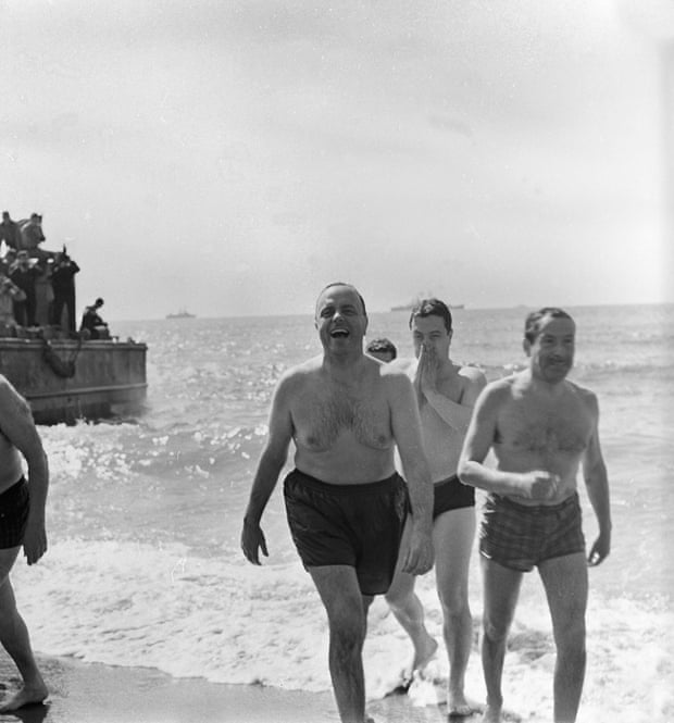 El ministro español Manuel Fraga y el embajador estadounidense Anger Bidel Duke en la playa de Palomares.