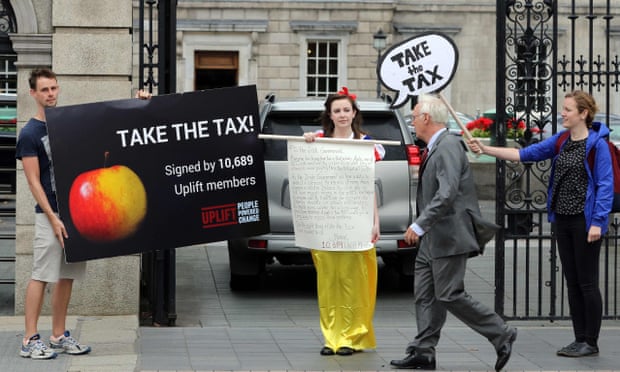 A woman dressed as Snow White protests outside parliament in Dublin in support of the EC’s tax ruling.