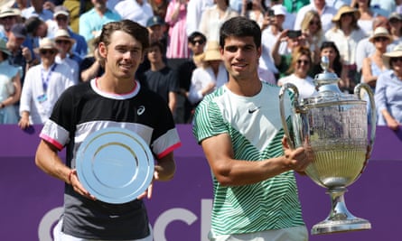Carlos Alcaraz dan Alex de Minaur dengan trofi mereka setelah final