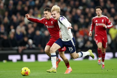 Lucas Bergvall battles for possession with Florian Wirtz.