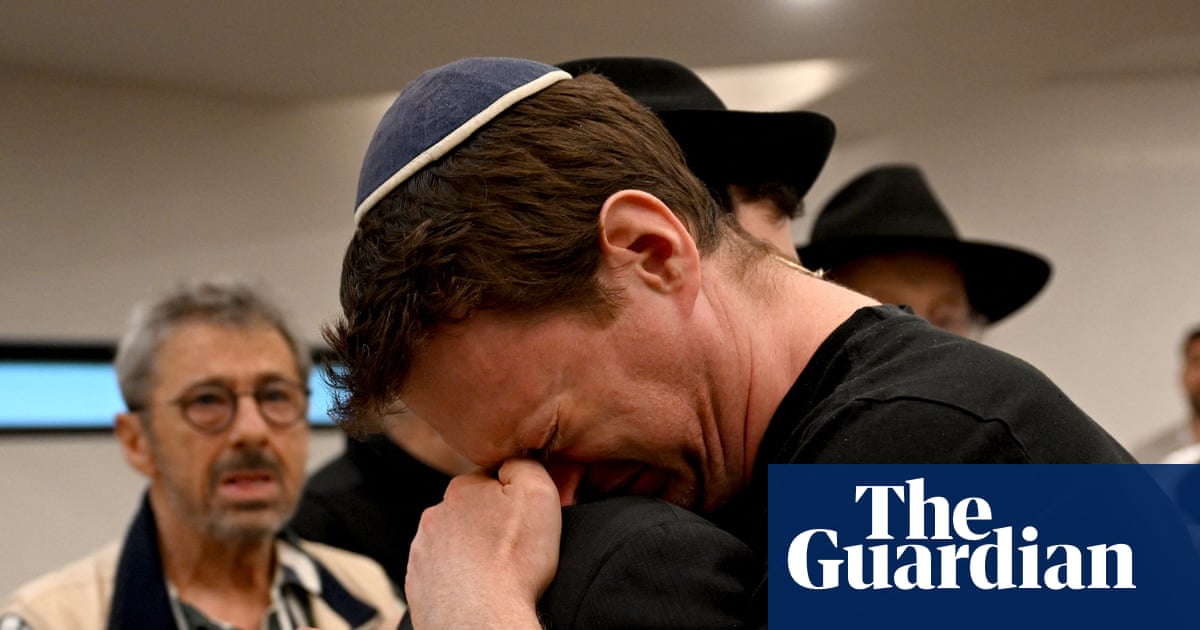 Mourners gather for vigil at Bondi beach in Sydney in pictures