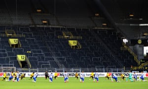 Borussia Dortmund v Hertha BSC - Bundesliga<br>DORTMUND, GERMANY - JUNE 06: Players from both teams take a knee prior to the Bundesliga match between Borussia Dortmund and Hertha BSC at Signal Iduna Park on June 06, 2020 in Dortmund, Germany. (Photo by Lars Baron/Getty Images)