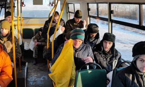 Українські військові в автобусі після звільнення 8 січня в рамках обміну полоненими з Росією