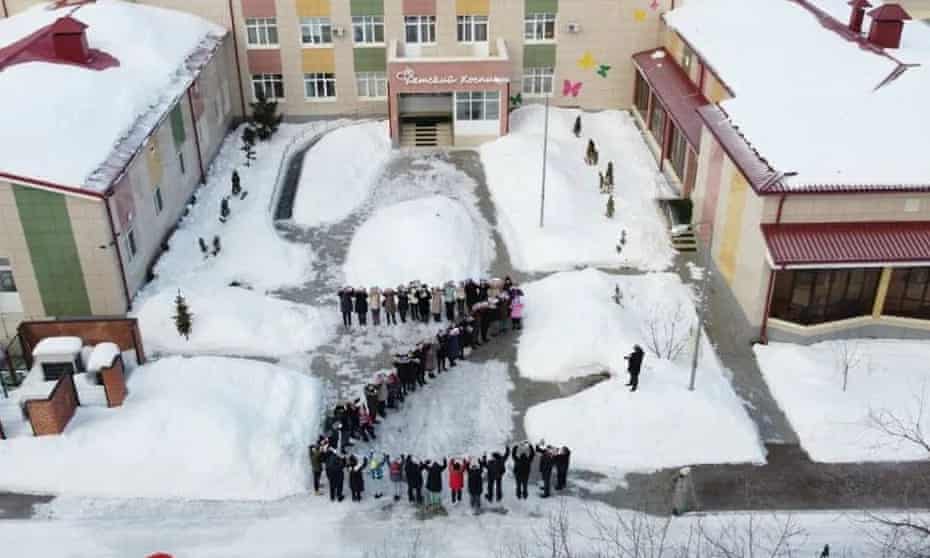 孩子们形成字母 Z