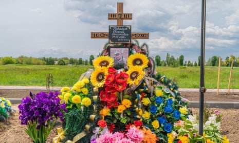 قبرهای تازه سرباز اوکراینی، مزین به گل و قاب عکس سرباز.