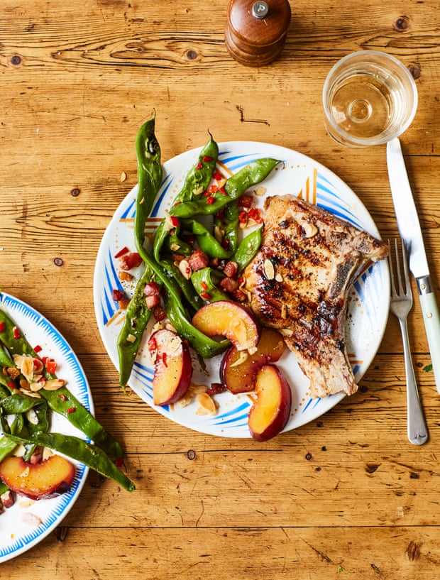 Χοιρινές μπριζόλες του James Mosman με καπνιστή πανσέτα, ροδάκινα, φασόλια, αμύγδαλα και τσίλι.