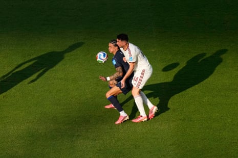 Aymeric Laporte gets up close and personal with Darwin Nunez.
