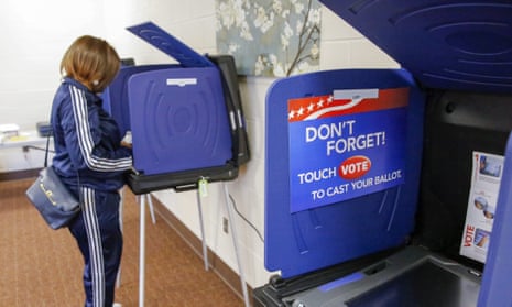 A woman casts her ballot on an electronic voting machine in the South Carolina Democratic presidential primary in Columbia, South Carolina, 27 February 2016. 