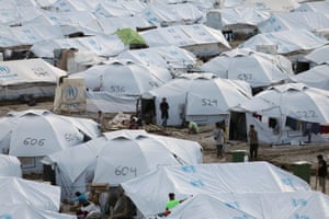 Des réfugiés et des migrants font leur chemin dans le camp de Kara Tepe à Lesbos.