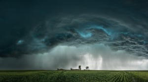 Cores e estrutura lindas nesta tempestade em Montana. Enquanto corria para configurar e capturar a cena, coloquei minha perna do tripé bem ao lado de uma cobra chocalho do oeste. O barulho inconfundível de sua cauda era algo que eu só tinha ouvido na TV, mas foi eficaz! Ele entrou em seu campo, eu acertei minha chance.