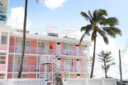 Un souffle du passé : The Pink Hotel à Coolangatta.