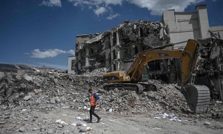 An excavator removes the rubble of collapsed buildings in quake-hit Kahramanmaraş.