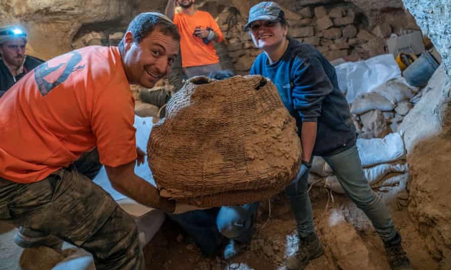Haim Cohen e Naama Sukenik carregando uma cesta