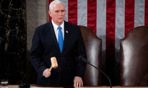 Mike Pence, como presidente del Senado, certifica la victoria electoral de Joe Biden el 6 de enero de 2021.