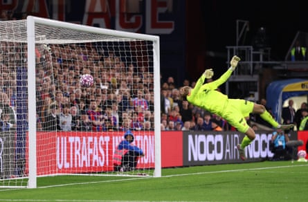 Jean-Philippe Mateta’s header flies over Fredrikstad's Martin Børsheim