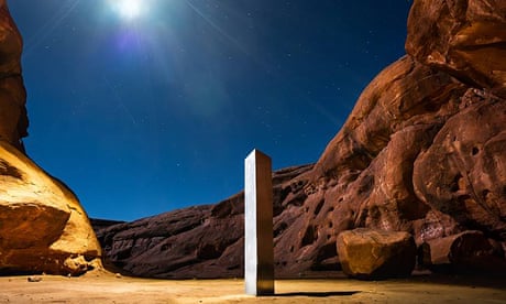 AQuesta foto del 27 novembre 2020 di Terrance Siemon mostra un monolite collocato in un deserto di roccia rossa in una località sconosciuta nella contea di San Juan, nello Utah sud-orientale. Nuovi indizi sono emersi sulla scomparsa dello scintillante monolite nello Utah che sembrava sciogliersi misteriosamente come appariva nel deserto di roccia rossa. Un fotografo del Colorado ha detto a una stazione televisiva di Salt Lake City di aver visto quattro uomini scavalcare la struttura cava in acciaio inossidabile nello Utah venerdì sera. (Terrance Siemon tramite AP)