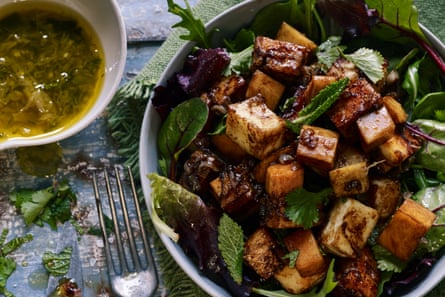 Salad of paneer and mango with tamarind and shallots.