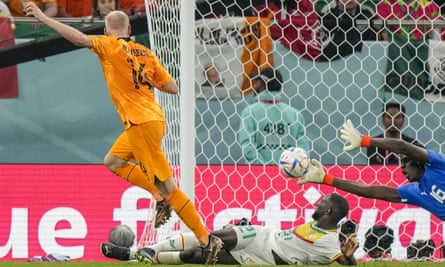 Davy Klaassen marque le deuxième but des Pays-Bas contre le Sénégal