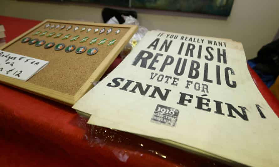 I souvenir dello Sinn Féin sono in vendita prima dell'incontro del 2020 alla Liberty Hall di Dublino