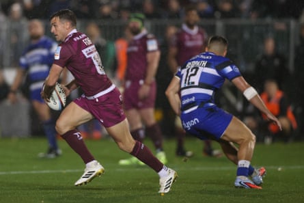 Sale’s George Ford sidesteps the challenge of Bath’s Cameron Redpath.