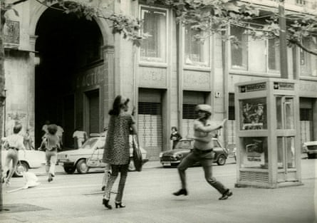 A police officer runs towards a peaceful walking protester as though to strike them.