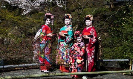Kyoto, Japan, 31 Mar 2018. A family wearing traditional Japanese clothing posed for a photograph during spring season in one of the garden in Kiyomizu dera, Kyoto prefecture, Japan on March 30, 2018. (Photo: Richard Atrero de Guzman/AFLO)MA9W31 Kyoto, Japan, 31 Mar 2018. A family wearing traditional Japanese clothing posed for a photograph during spring season in one of the garden in Kiyomizu dera, Kyoto prefecture, Japan on March 30, 2018. (Photo: Richard Atrero de Guzman/AFLO)