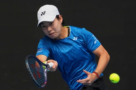 Bai Zhuoxuan plays a forehand.