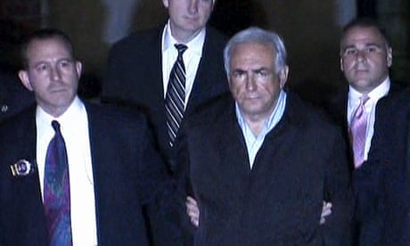 Dominique Strauss-Kahn, en el centro, es conducido desde la custodia policial al tribunal penal de Manhattan en 2011 en la Sala 2806: La acusación.
