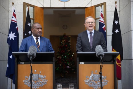 Anthony Albanese, Papua Yeni Gine Başbakanı James Marape ile birlikte
