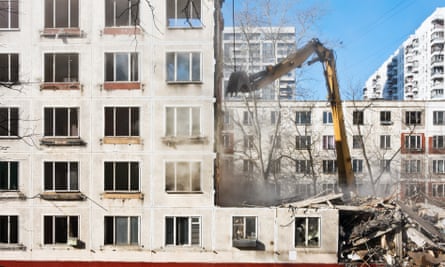 Building in Moscow being bulldozed