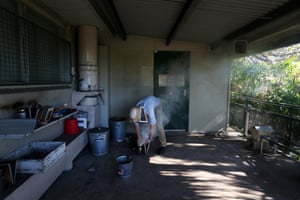 Thomas Gillard prepara um fumante de abelhas antes de examinar colmeias no Laboratório BEE. O laboratório BEE possui instalações em Parramatta Rd, Sydney, a estação de pesquisa Crommelin em Pearl Beach, NSW e laboratórios moleculares na Universidade de Sydney.