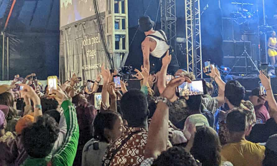 Slowthai causing chaos at Pa Salieu’s set, Glastonbury 2022